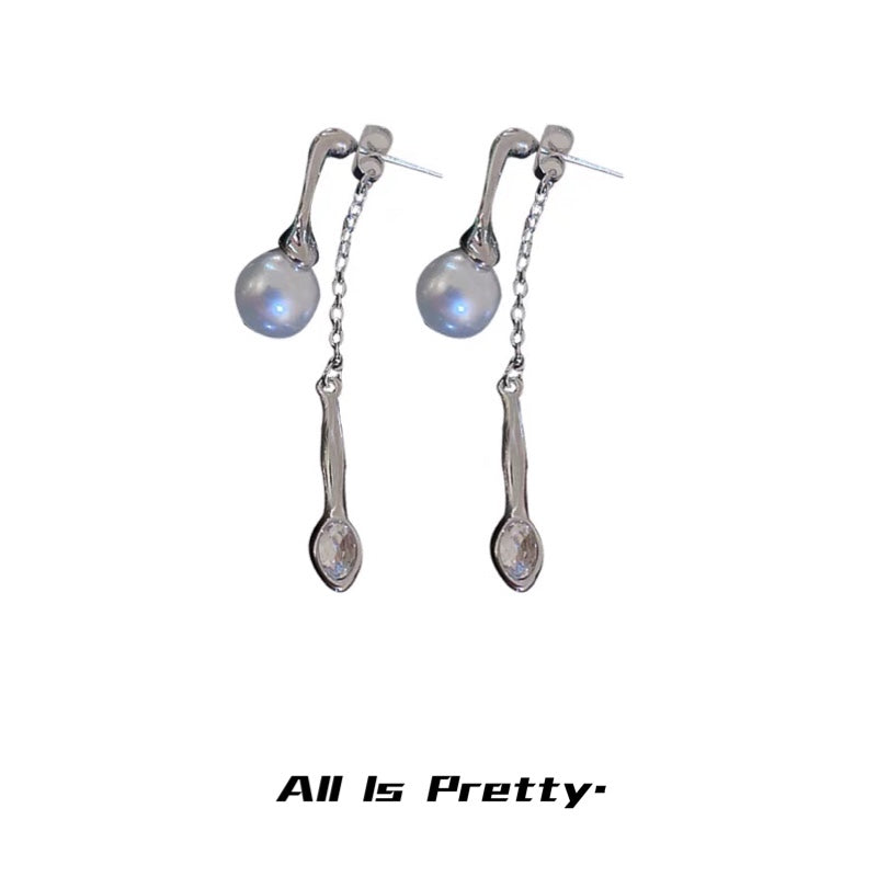 Stylish tear drop pearl earrings