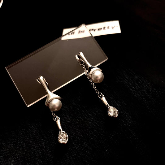 Stylish tear drop pearl earrings