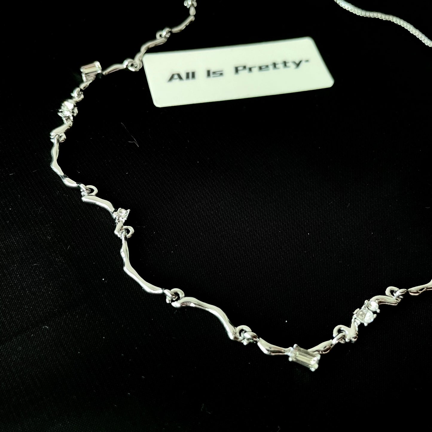 Wave patterns shiny chain necklace