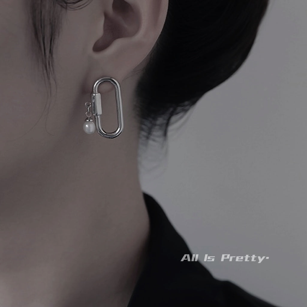 Stylish link studded earrings