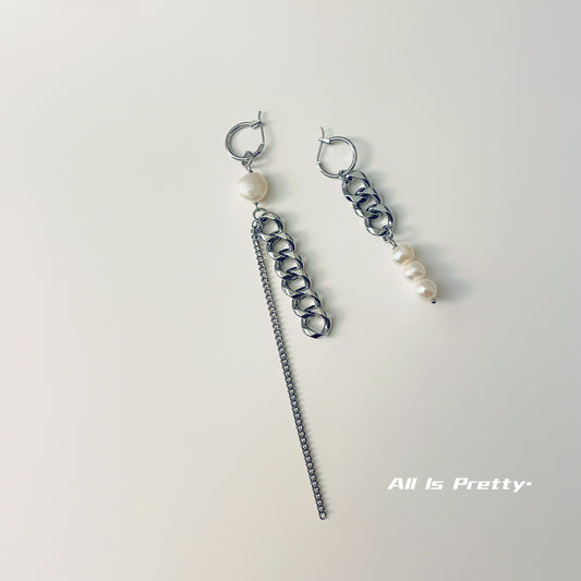 Unbalanced pearl chain earrings